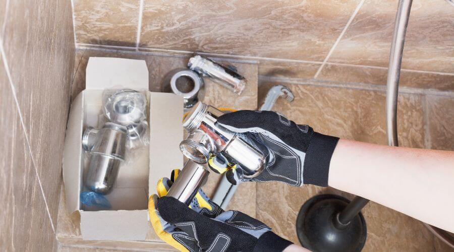 Professional gutter cleaning in D Lo, MS